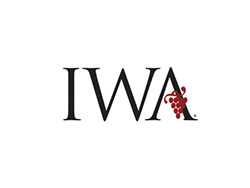 wine-lovers-will-enjoy-personalized-wine-gifts-from-iwa-wine-accessories